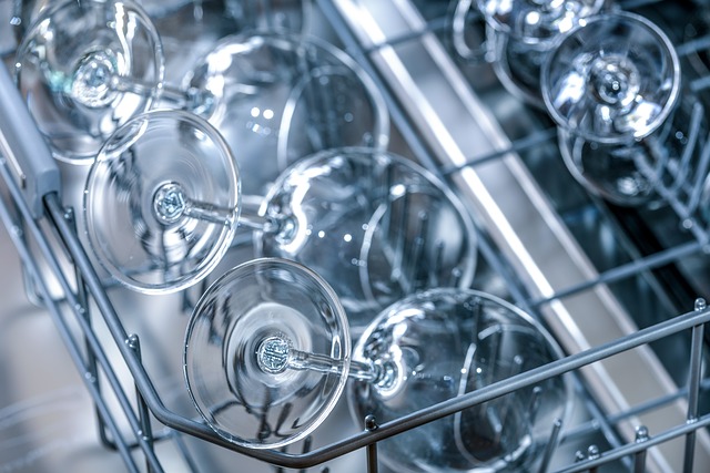 sklenice v myčcé nádobí