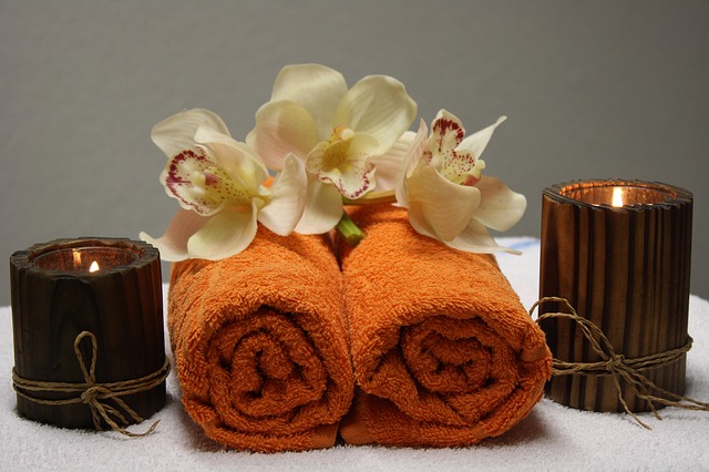 svíčky, ručníky orchidee