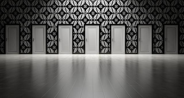 bílé dveře, černobílá tapeta, bílá podlaha