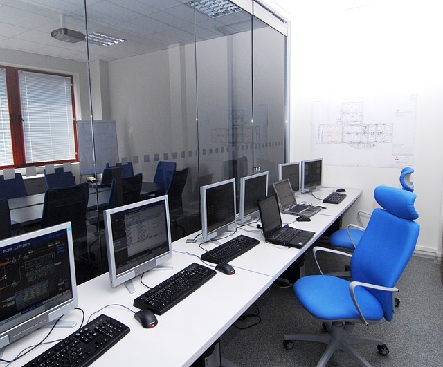 modré židle, monitory, kancelář