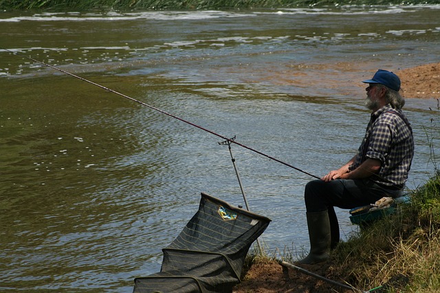 rybář u řeky