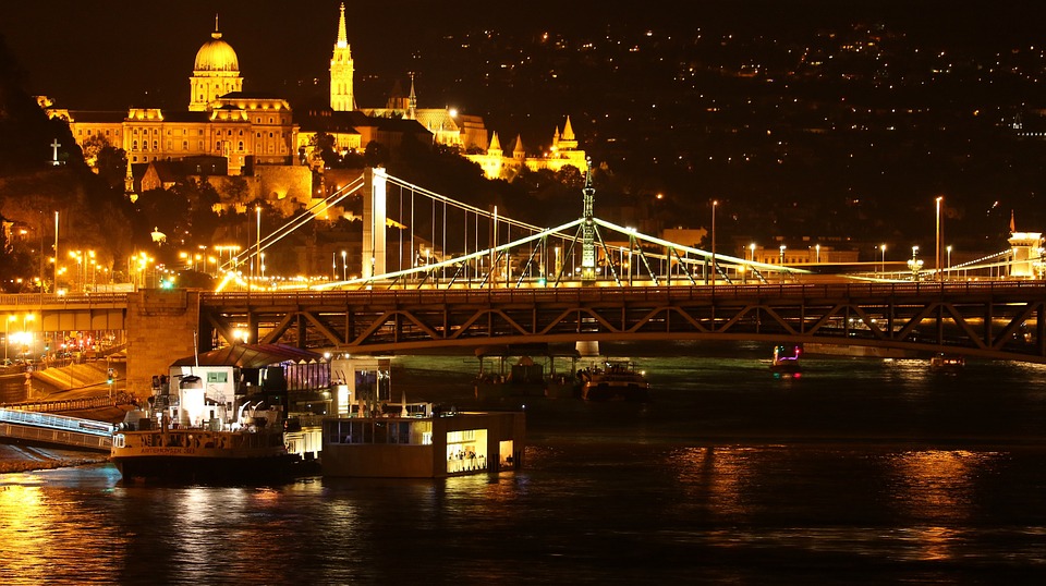 osvětlení Budapesti sodíkovými výbojkami